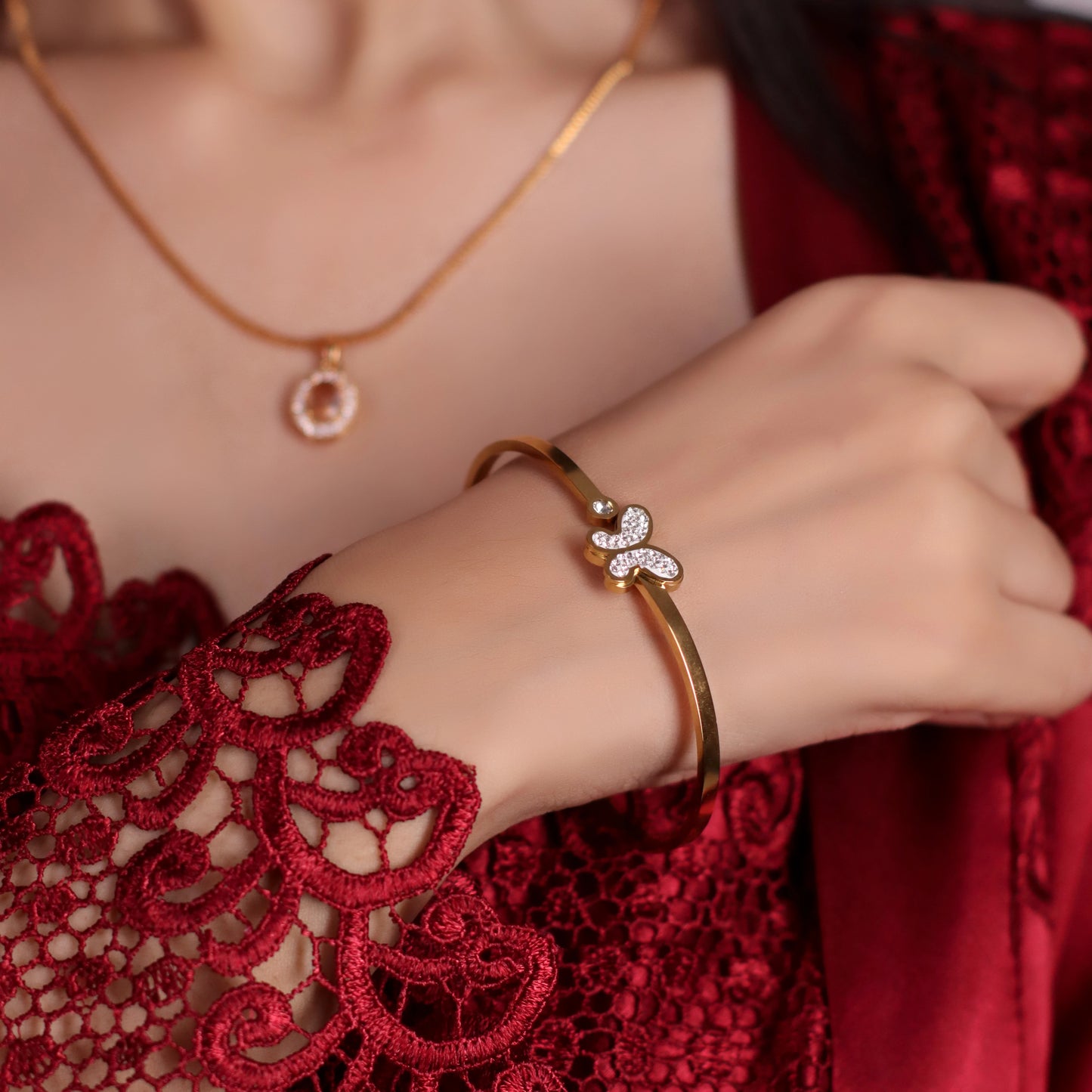 Golden Butterfly Bracelet - Elegant & Symbolic Charm